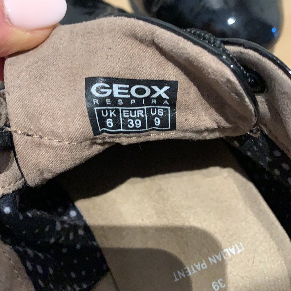 Sneakers - Picture 4 of 7